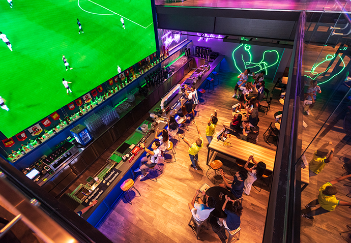 Sport Bar Jakarta yang Nyaman dan Ikonik di Topgolf